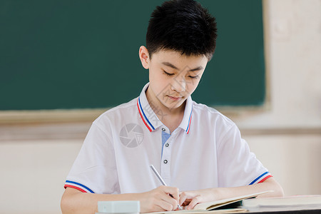 学生坐在课桌前学习图片