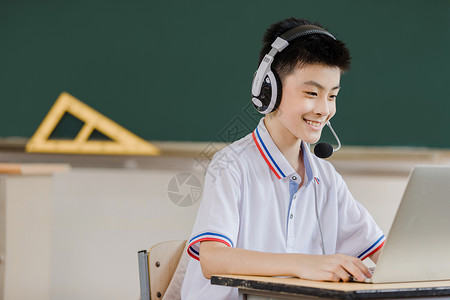 学生坐在电脑前学英语高清图片