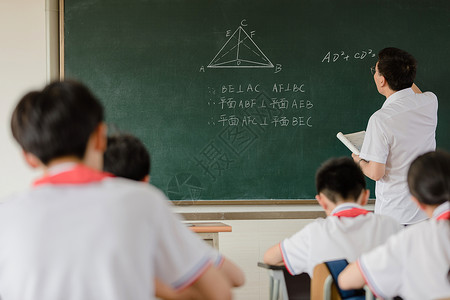 小学生在学习教师在给学生上课背景