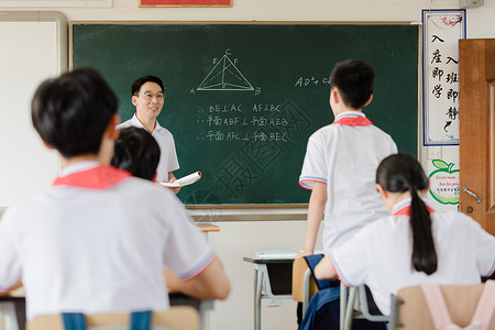 回答问题教师在给学生上课背景