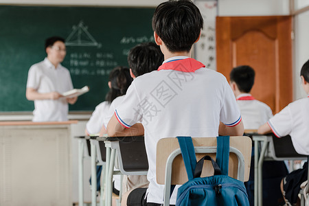 小学生在学习教师在给学生上课背景