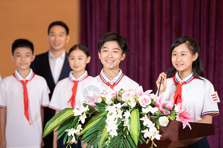 红领巾演讲接受表彰的同学们在学校礼堂演讲背景