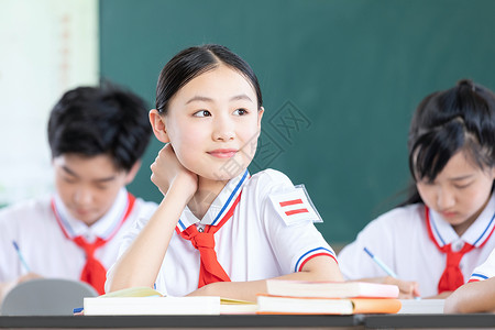 初中生上课学习形象背景图片