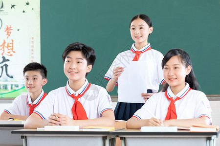 学生起立回答老师问题图片