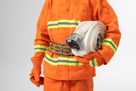 消防应急预案抱着消防水袋的消防员背景