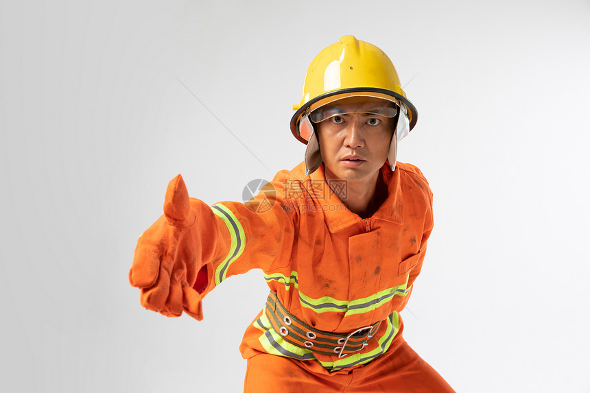 伸手救援的消防员图片