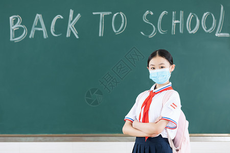 佩戴口罩站在黑板前的初中生学生高清图片素材