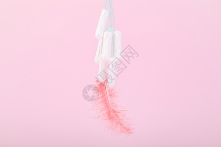 粉色背景上的卫生棉背景图片
