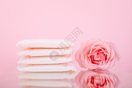 卫生巾包装粉色背景上的卫生巾背景