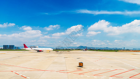 机场上的运输机停在机场上待飞的客机背景