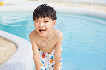 小男孩在泳池边傻笑中国人高清图片素材