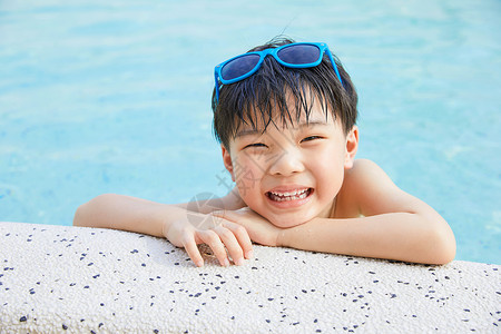 小男孩开心趴在泳池边暑假高清图片素材