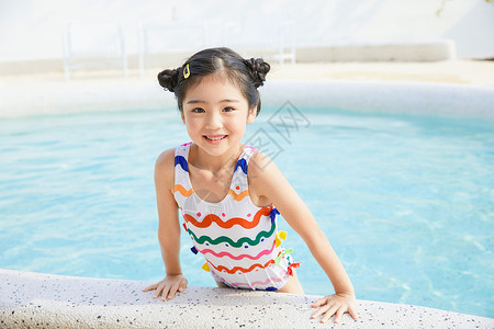 小女孩在泳池边休闲高清图片素材