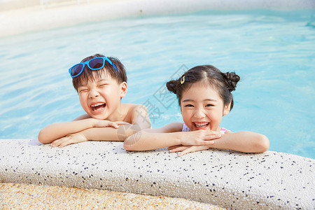 小男孩游泳小男孩和小女孩开心趴在泳池边背景