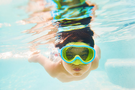 暑假游泳班招生小男孩在泳池游泳背景