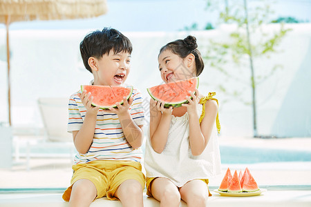 小男孩和小女孩开心吃西瓜泳池高清图片素材