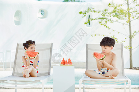 小男孩和小女孩开心吃西瓜中国人高清图片素材