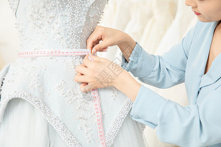 婚纱定制海报使用皮尺测量婚纱腰围的设计师背景