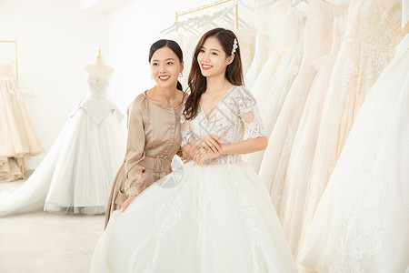 准新娘婚纱店与设计师沟通定制婚纱亚洲人高清图片素材