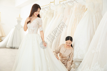 准新娘婚纱店与设计师沟通定制婚纱人物高清图片素材