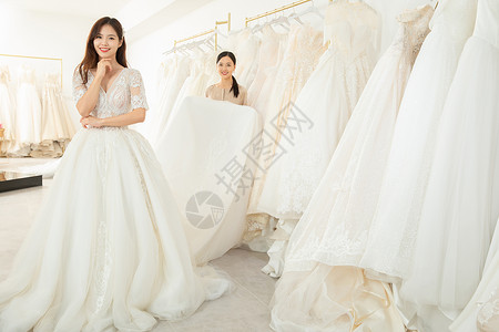 准新娘婚纱店与设计师沟通定制婚纱写真高清图片素材