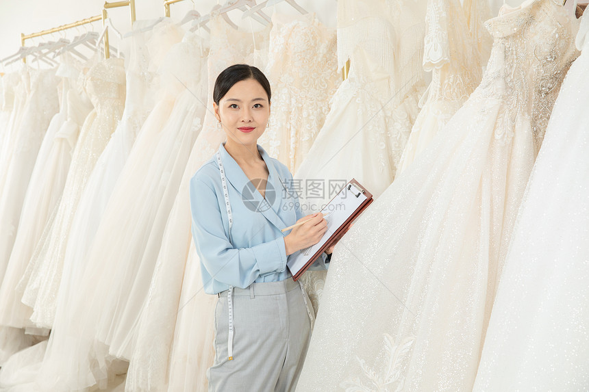 服装设计师记录婚纱尺码图片