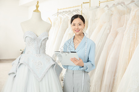 服装设计师记录婚纱尺码高清图片
