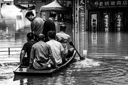 被台风吹走的人洪水群众转移背景