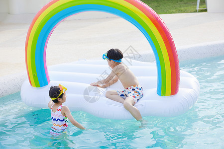 坐在彩虹小孩小朋友坐在充气浮排玩水背景