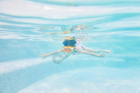 小女孩泳池里游泳图片