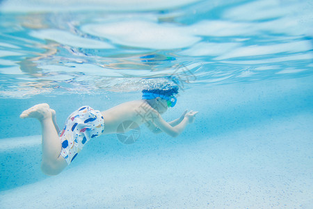 小男孩水下游泳图片