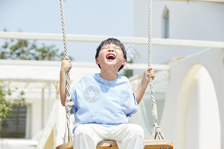 荡秋千男孩快乐男孩荡秋千背景