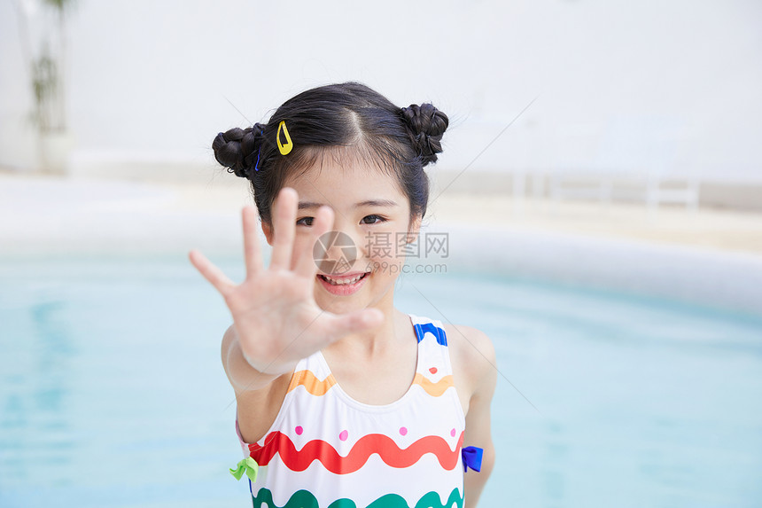 泳池边小女孩图片