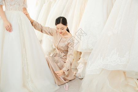 设计师为准新娘试穿定制婚纱写真高清图片素材