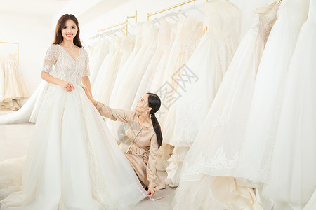 设计师为准新娘试穿定制婚纱婚纱店高清图片素材