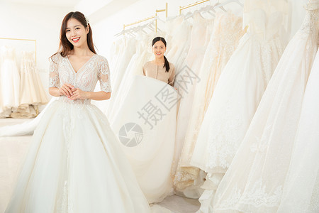 设计师为准新娘试穿定制婚纱婚纱店高清图片素材