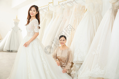 设计师为准新娘试穿定制婚纱美女高清图片素材