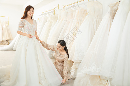 设计师为准新娘试穿定制婚纱试穿婚纱高清图片素材