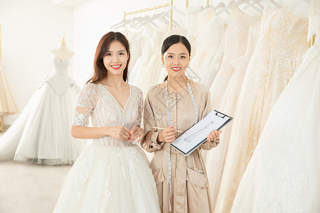 准新娘婚纱店与设计师沟通定制婚纱图片素材