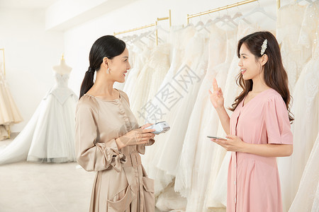 婚纱店付款买单的顾客背景图片