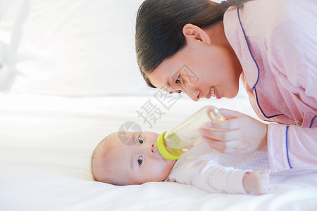 奶瓶喂奶照顾宝宝喂奶图片素材