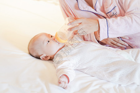 吃奶的婴儿妈妈哺乳给宝宝吃奶背景