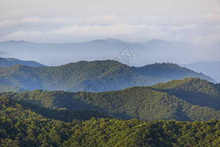 陕西旬邑石门山森林公园云雾高清图片