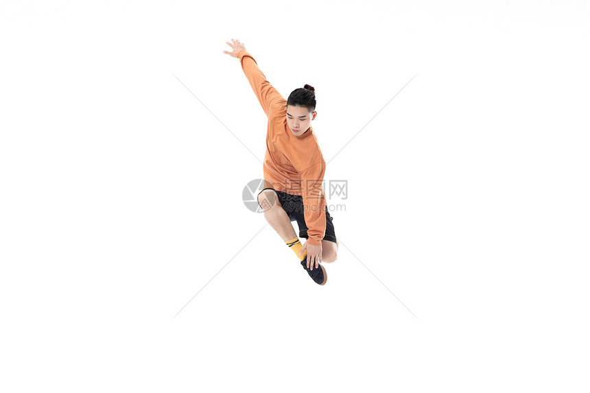年轻街舞男生跳跃技巧图片