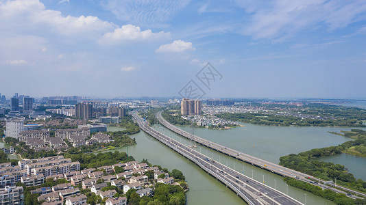 苏州城市交通湖中的快速路航拍背景图片