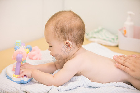 身体清洁卫士可爱宝宝洗澡后擦身体乳液背景