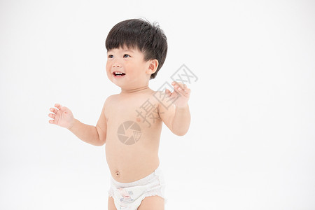 穿纸尿裤的宝宝嬉戏玩耍背景图片
