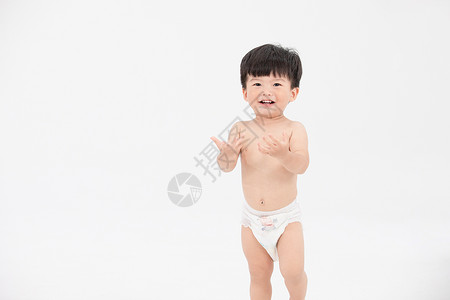 穿纸尿裤的宝宝嬉戏玩耍高清图片