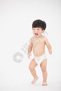 穿纸尿裤的宝宝学习走路高清图片