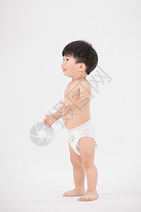 幼儿穿纸尿裤学习走路高清图片